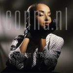 06-07-1984 Sade at studio in Amsterdam.

[keywords]Posed, Half Length, Eyecontact, Hand[/keywords]